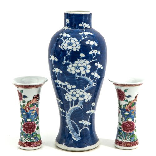 Null 一批3个花瓶
包括蓝色和白色的装饰和2个小的Famille Rose garniture花瓶，最高的花瓶是27厘米。