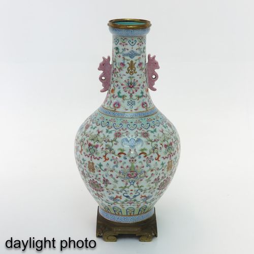 Null Vase de la famille rose
Décoré de fleurs, de chauves-souris et de symboles &hellip;
