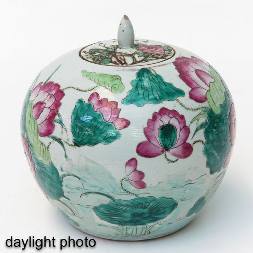 Null Un vaso da zenzero Famille Rose
Decorato con gigli e fiori, alto 22 cm.