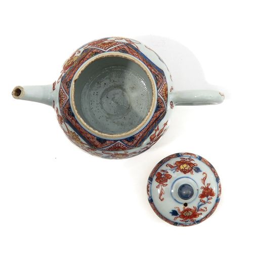 Null 一个伊万里茶壶
卷轴和花卉装饰，18世纪，12厘米高，芯片。