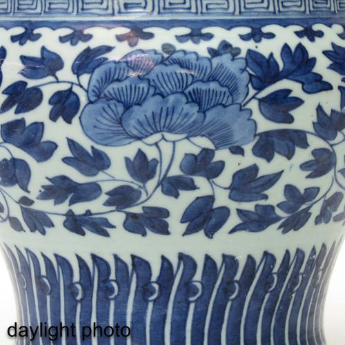 Null Eine blau-weiße Vase
Blumendekor, Jiaqing-Periode, 19 cm. Hoch, Haaransatz.