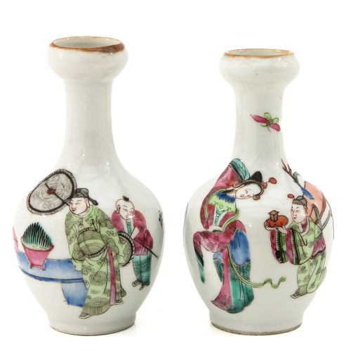 Null Ein Paar kleiner Vasen in Famille Rose 
Dekoriert mit chinesischen Figuren,&hellip;