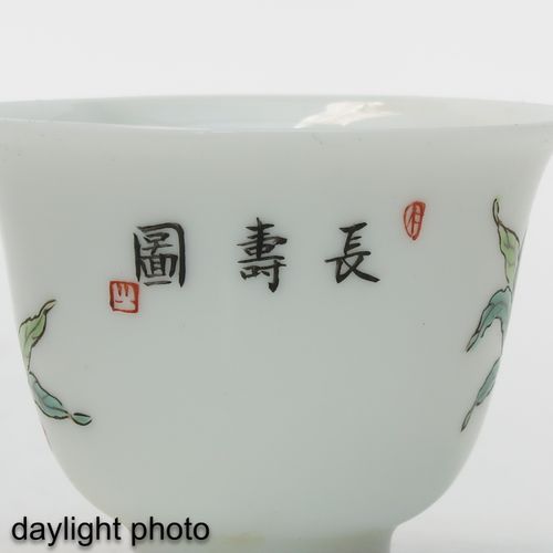 Null Série de 4 tasses Famille Rose
Décor de pêche, marque Qianlong, 5 cm de dia&hellip;