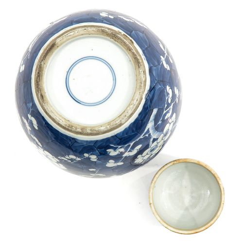 Null 一个蓝白相间的姜罐
深蓝色地，装饰有白色的花朵，高25厘米。