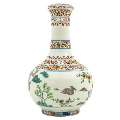 Null 法米勒大蒜口花瓶
描绘花园里的花景，雍正款，高32厘米。