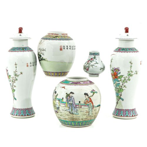Null Une collection de porcelaine
5 pièces, dont des vases de garniture avec cou&hellip;