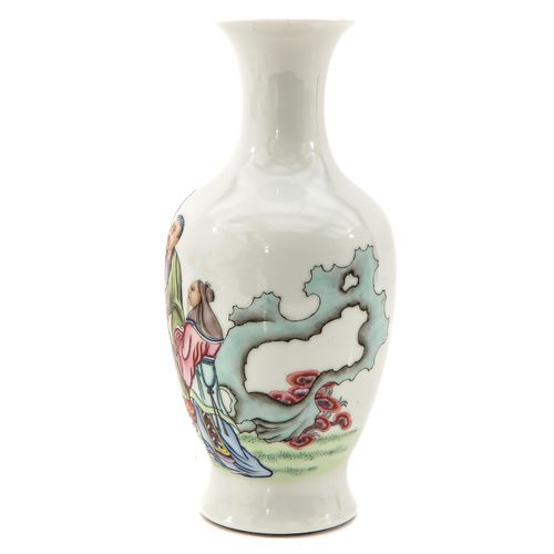 Null 珐琅彩花瓶
描绘中国人物与鹿的聚会，乾隆款，高25厘米，有毛边。