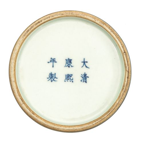 Null Lave-pinceau à glaçure bleue
Marque Kangxi, hauteur 8 cm.