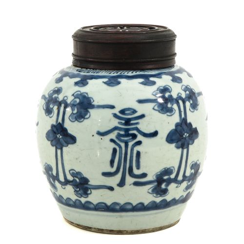 Null 一个蓝白相间的姜瓶
带木盖，装饰有花，标有双环，高19厘米，花瓶内有星形发纹。