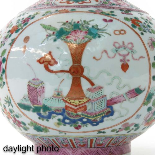 Null A Famille Rose Vase
Floral ground decorated with Chinese antiquities, 40 cm&hellip;