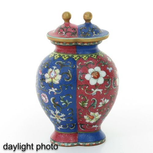 Null Vase de la famille rose avec couvercle
Fond bleu et rubis décoré de fleurs,&hellip;