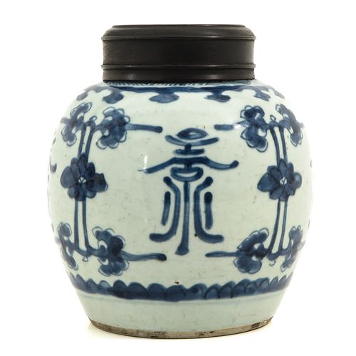 Null 一个蓝白相间的姜瓶
带木盖，装饰有花，标有双环，高19厘米，花瓶内有星形发纹。