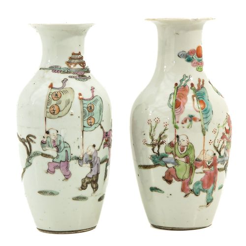 Null Lot de 2 vases de la famille rose
Représentant des personnages chinois para&hellip;
