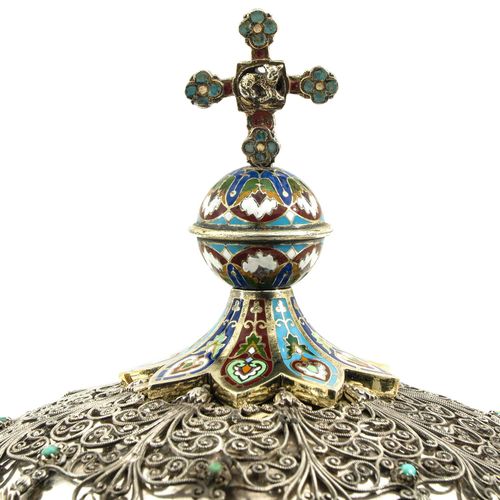 Null Ciborio in argento con placche smaltate e turchese
Splendidamente decorato &hellip;