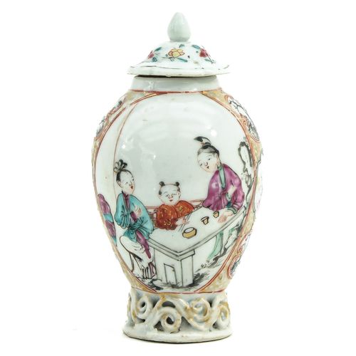 Null A Famille Rose Tea Box
Decorated with Chinese figures, 18th Century, 13 cm.&hellip;