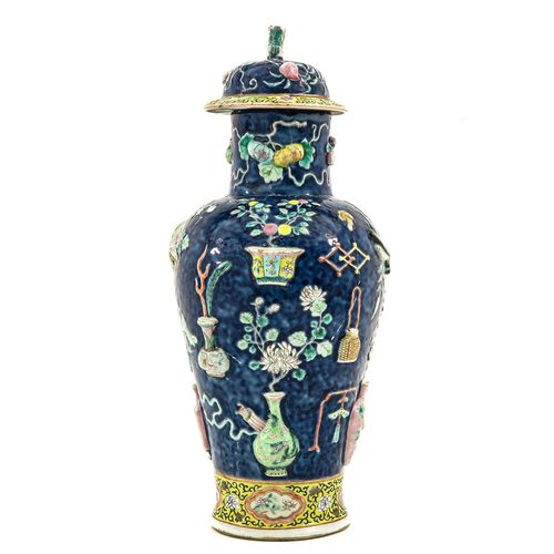 Null Famille-Rose-Vase mit Deckel
Dunkelblauer Grund, verziert mit chinesischen &hellip;