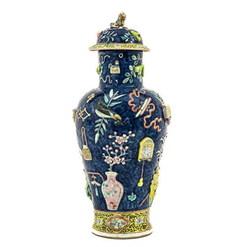 Null Famille-Rose-Vase mit Deckel
Dunkelblauer Grund, verziert mit chinesischen &hellip;
