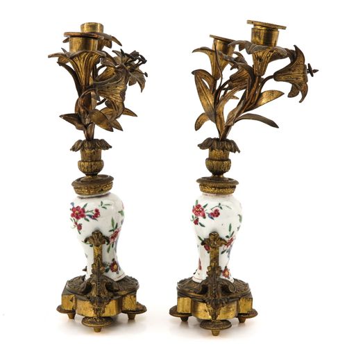 Null 一对法米勒玫瑰烛台
由花瓶改造而成，有青铜配件，高33厘米，其中一个花瓶已修复。