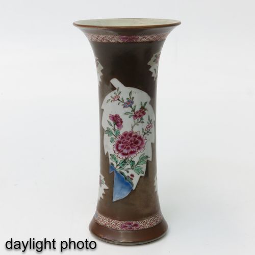 Null 一对巴达维亚器皿花瓶
饰有Famille Rose珐琅彩的花朵，18世纪，高23厘米，已修复。