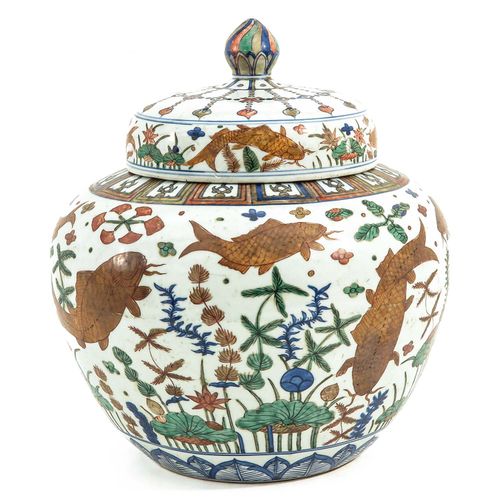 Null Vaso decorativo Wucai con coperchio
Marchio Jiaqing, altezza 38 cm.