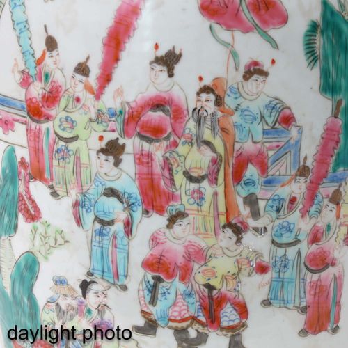 Null Vase de la famille rose
Représentant un groupe de personnages chinois, 56 c&hellip;