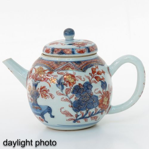 Null An Imari Teapot
Scroll and floral decor, 18th Century, 12 cm. Tall, chip.