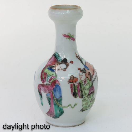 Null Paire de petits vases de la famille rose 
Décorés de figures chinoises, 14 &hellip;