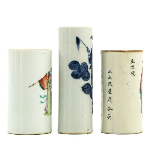 Null 一个小花瓶系列
包括2个Famille Rose和1个Blue and White，最高的花瓶是15厘米，有修复和毛边。