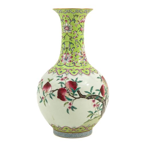 Null 一个法米勒玫瑰花瓶
9个桃子装饰，乾隆款，高32厘米。