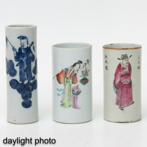 Null Eine Sammlung von kleinen Vasen
Darunter 2 Famille Rose und 1 Blau-Weiß, di&hellip;