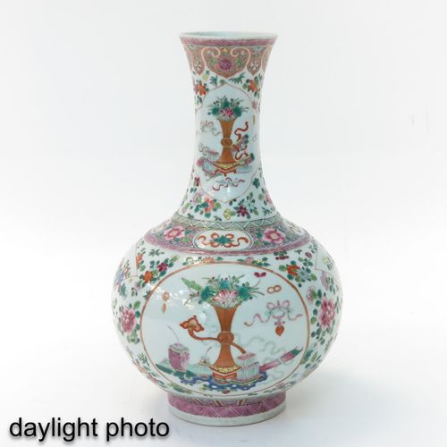 Null 珐琅彩花瓶
花地装饰有中国古物，高40厘米，光绪年间，边缘有修复痕迹。