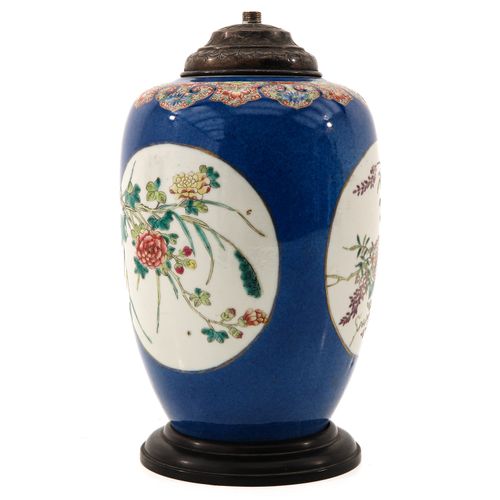 Null Pied de lampe bleu poudré
Transformé en vase, décoré de fleurs en émaux de &hellip;