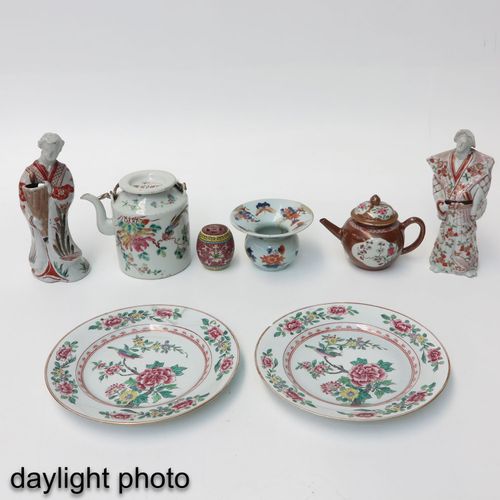Null Une collection variée de porcelaine 
8 pièces, dont un crachoir Imari, les &hellip;