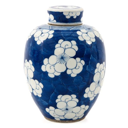 Null 蓝白相间的生姜罐
深蓝色地，装饰有白色的花朵，标有双环，高15厘米。