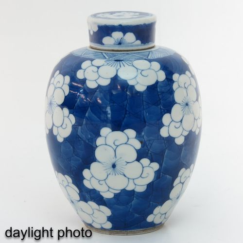 Null Pot à gingembre bleu et blanc
Fond bleu foncé décoré de fleurs blanches, ma&hellip;