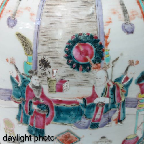 Null Famille-Rose-Vase
Dekoriert mit chinesischen Figuren zu Pferd und auf der P&hellip;