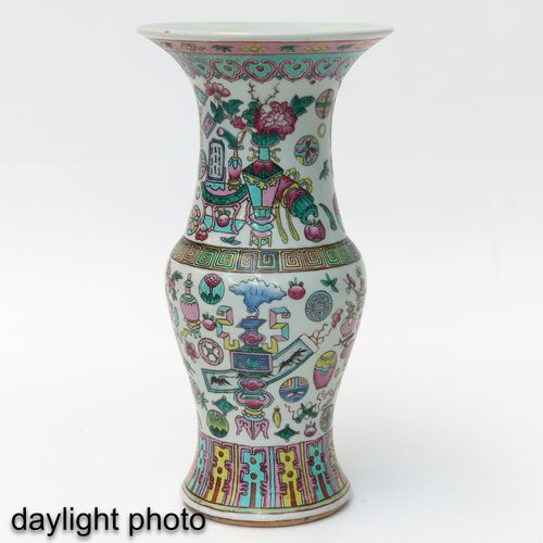 Null Famille-Rose-Vase
Dekoriert mit chinesischen Antiquitäten, 38 cm. Hoch.