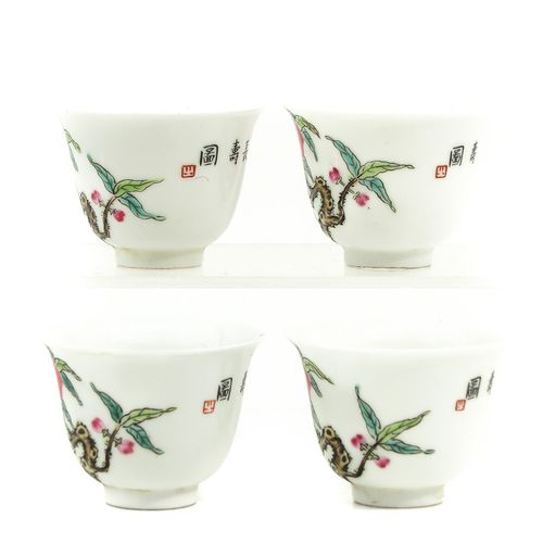 Null 一系列4个法米勒玫瑰杯
桃子装饰，乾隆款，直径5厘米。