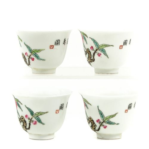 Null Série de 4 tasses Famille Rose
Décor de pêche, marque Qianlong, 5 cm de dia&hellip;