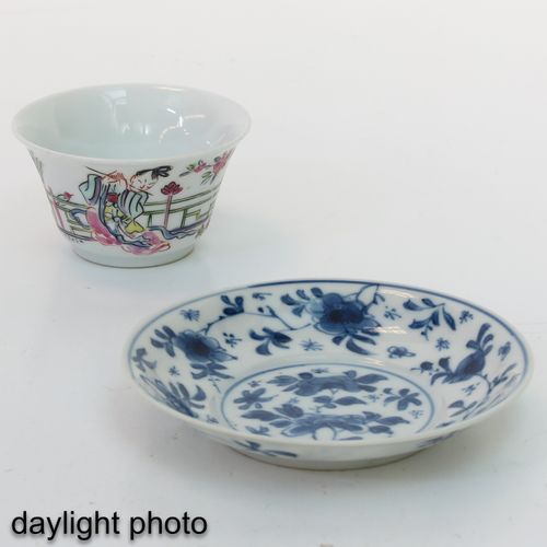 Null 一批2个杯子和碟子
包括2个Famille Rose杯和2个蓝白花饰的碟子，直径10厘米，有缺口和毛边。