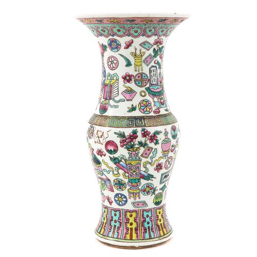 Null 一个法米勒玫瑰花瓶
装饰有中国古物，高38厘米。