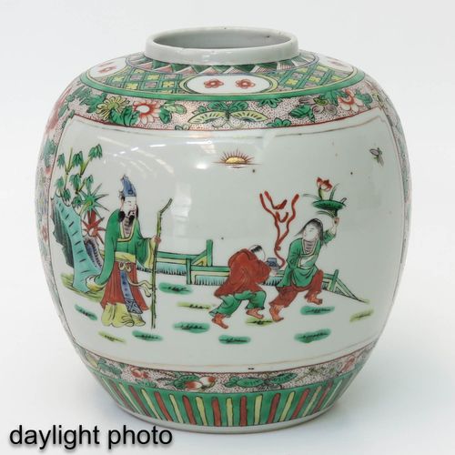 Null 一个青花瓷姜罐
花卉地，装饰有中国人物，高22厘米。