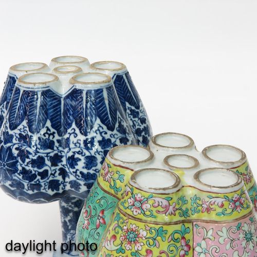Null A Lot of 2 Tulip Vases
Including Famille Rose and Blue and White decor, tal&hellip;