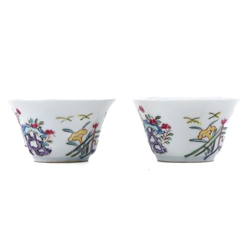 Null 一批2个杯子和碟子
包括2个Famille Rose杯和2个蓝白花饰的碟子，直径10厘米，有缺口和毛边。