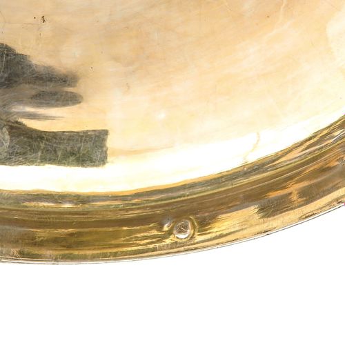Null 镶有珐琅斑块和绿松石的银质圣杯
精美的珐琅斑块、绿松石和花丝装饰，高37厘米。
