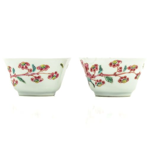 Null 一对法米勒玫瑰杯和碟子
装饰有花、鸟和蝴蝶，碟子直径为10厘米，状况各异。