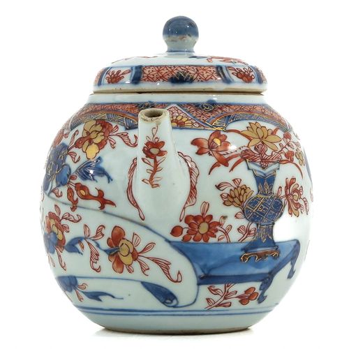 Null An Imari Teapot
Scroll and floral decor, 18th Century, 12 cm. Tall, chip.