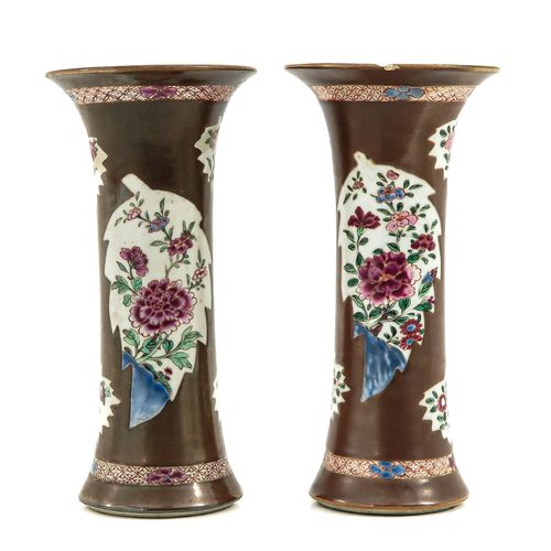 Null Ein Paar Vasen aus Batavianware
Dekoriert mit Blumen in Famille Rose-Emaill&hellip;