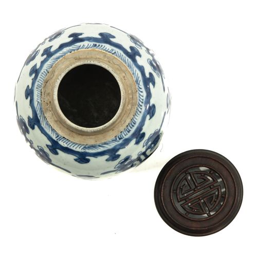 Null Un jarro de jengibre azul y blanco
con tapa de madera, decorado con flores,&hellip;