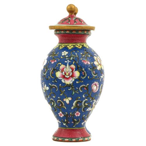 Null 扇形花瓶连盖
蓝色和红宝石地，饰以花卉，乾隆款，高17厘米。